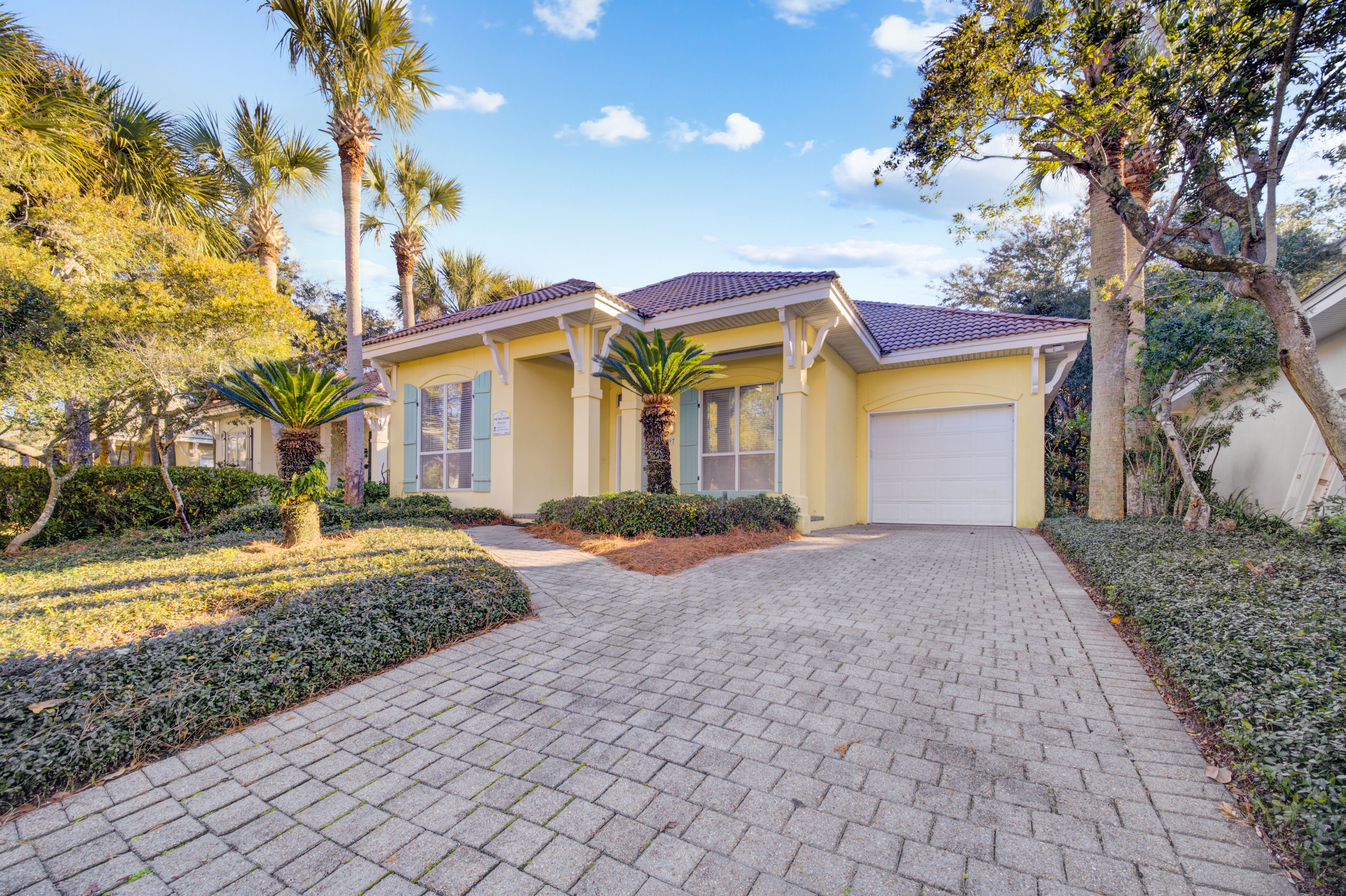 Walk to Beach! Spacious Home|Snowbirds Welcome!